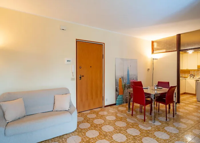 Guesthost - Bright Seaview In Apartment